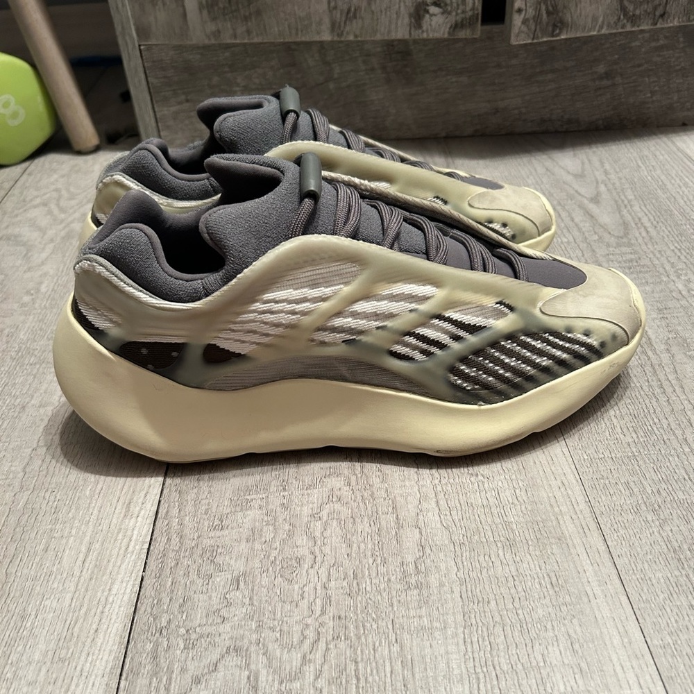 YEEZY 700 V3 'FADE SALT' MEN SIZE 8.5